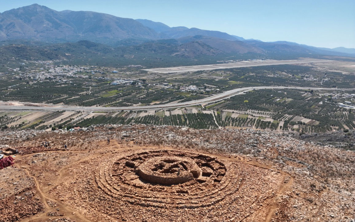 Το μινωικό οικοδόμημα στον λόφο Παπούρα στο Καστέλι Πεδιάδος. Εικόνα: Σύλλογος Ελλήνων Αρχαιολόγων.